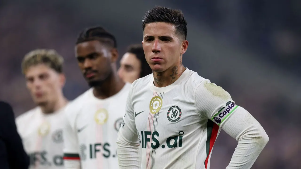 اضطراب في تشيلسي: إنزو فرنانديز يفقد ثقة زملائه بلمح البصر